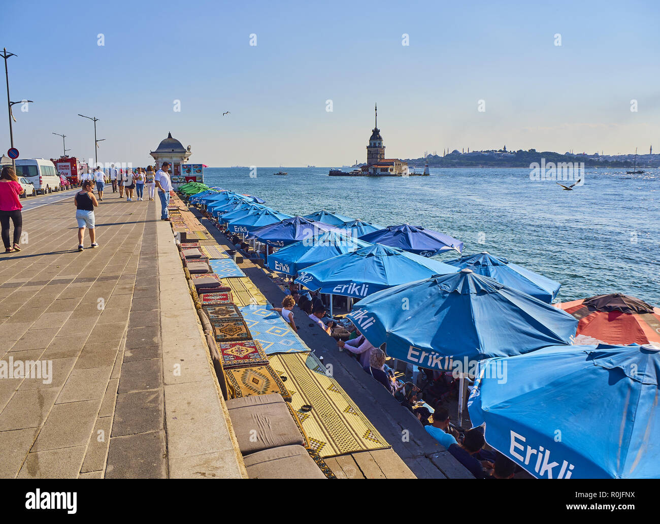 Uskudar Harem route côtière avec le Tour de la jeune fille et le district de Fatih skyline en arrière-plan. Istanbul, Turquie. Banque D'Images