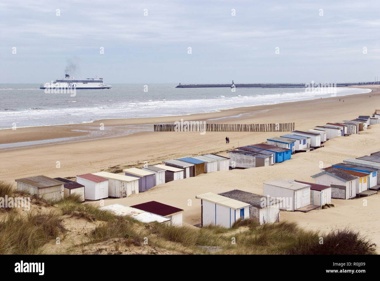 Une manche ferry arrive à Calais, Blériot Plage Plage (passé) à Sangatte, nommé pour Louis Blériot, le premier homme à voler la Manche. Banque D'Images