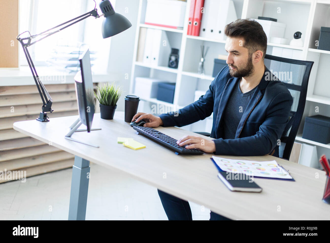 Un jeune homme qui travaille dans le bureau à l