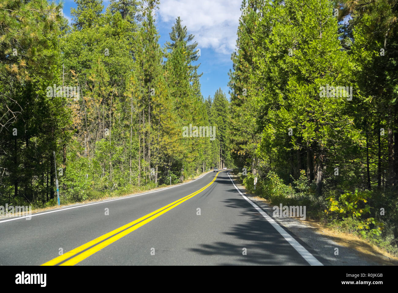 La conduite dans la Sierra montagnes vers Sonora pass, Californie Banque D'Images