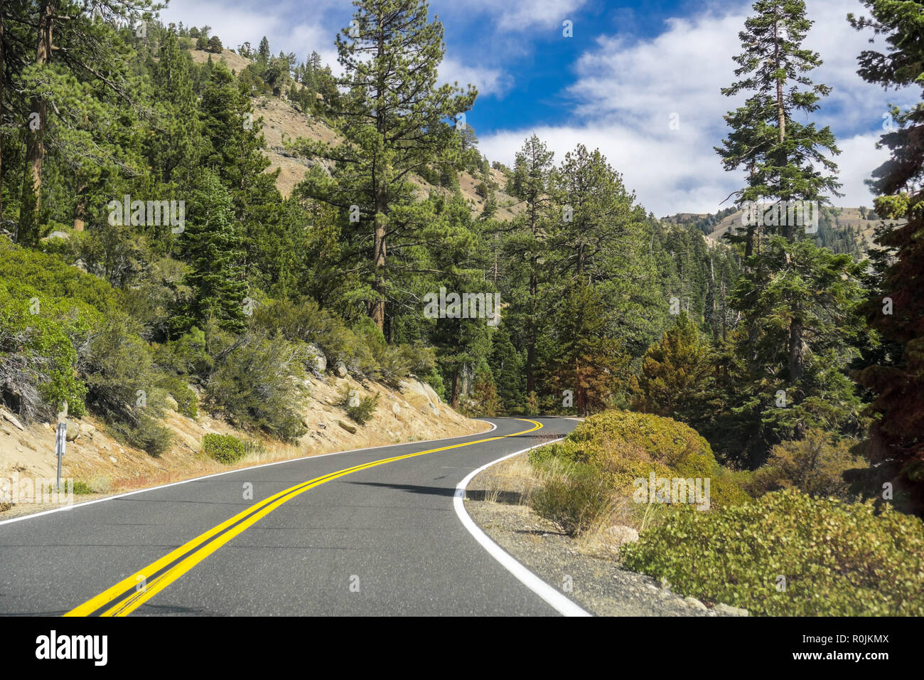 La conduite dans la Sierra montagnes vers Sonora pass, Californie Banque D'Images