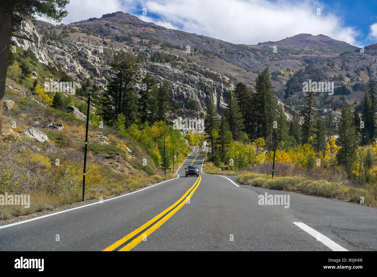 La conduite dans la Sierra montagnes vers Sonora pass sur un jour d'automne ensoleillé, en Californie Banque D'Images