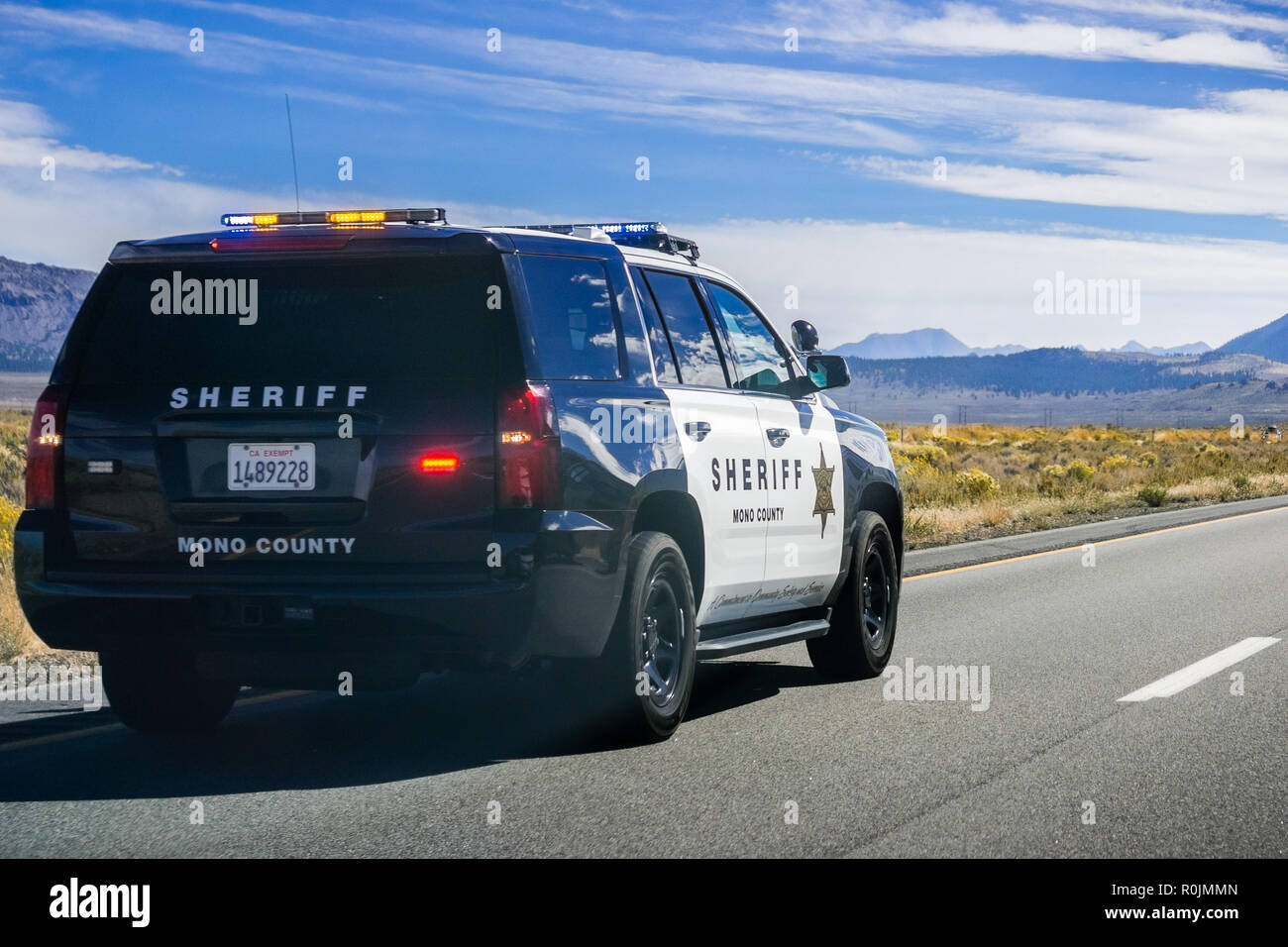 Septembre 29, 2018 Lee Vining / CA / USA - Mono County Sheriff de voitures de conduite sur l'autoroute 395, l'Est de la Sierra montagnes Banque D'Images