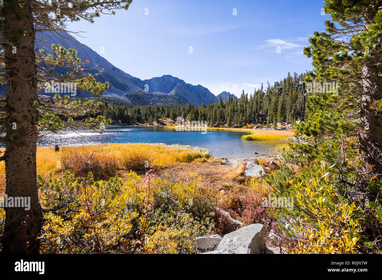 Lac alpin entouré par les crêtes rocheuses de l'Est de la Sierra montagnes ; Heart Lake, peu de lacs Valley Trail, John Muir wilderness, Californie Banque D'Images