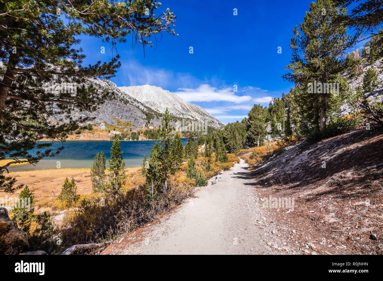 Sentier de randonnée pédestre à la suite de la rive du lac Long, peu de lacs Valley Trail, John Muir wilderness, est de la Sierra montagnes, Californie Banque D'Images