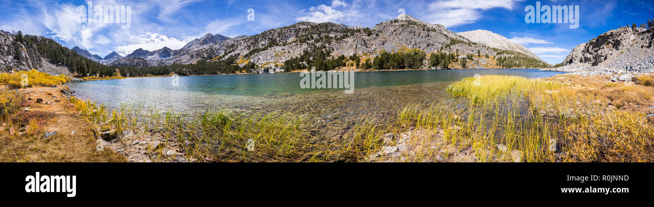 Vue panoramique du lac alpin entouré par les crêtes rocheuses de l'Est de la Sierra Montagnes, Lac Long, peu de lacs Valley Trail, John Muir wilderne Banque D'Images