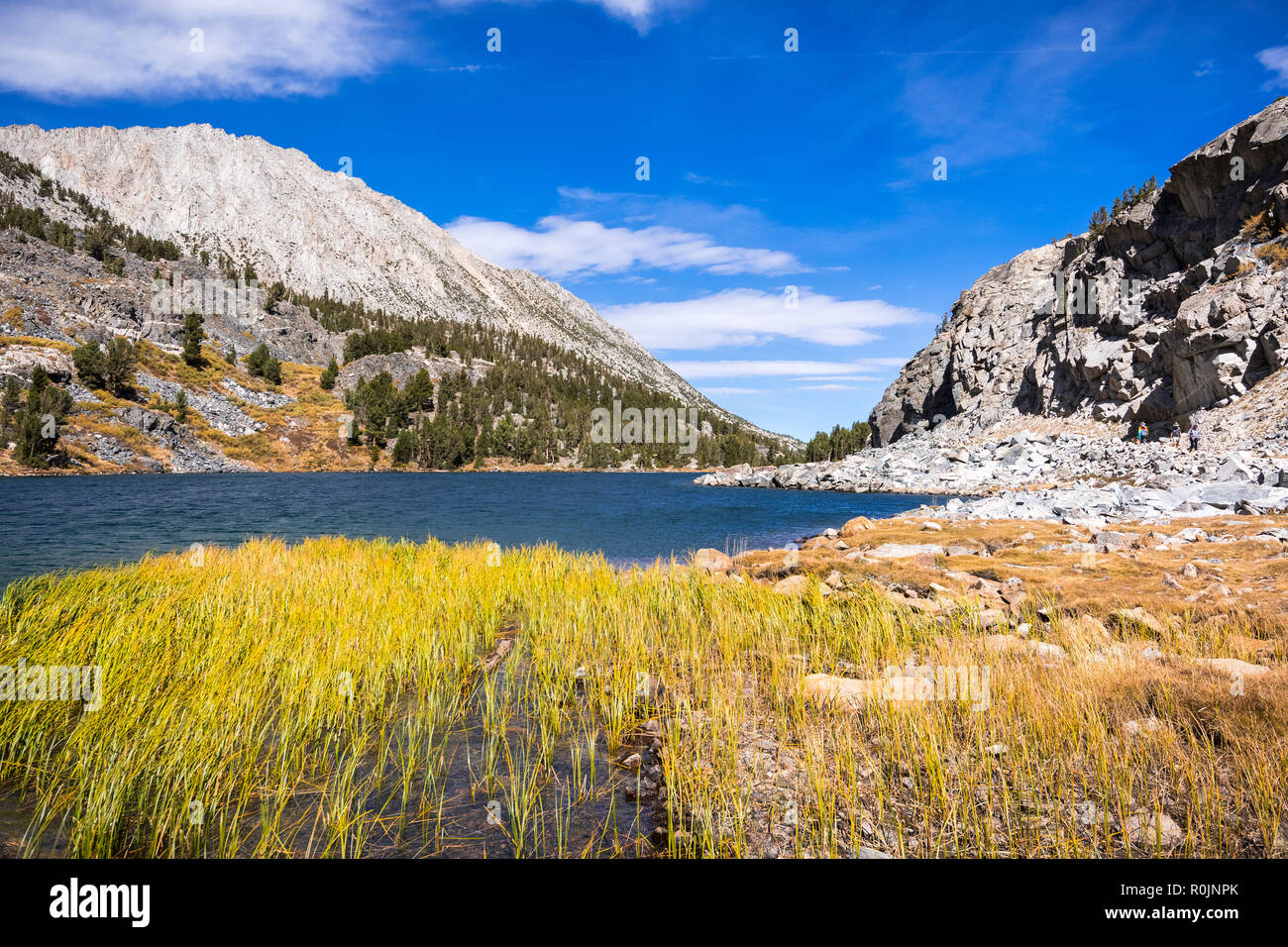 Lac alpin entouré par les crêtes rocheuses de l'Est de la Sierra Montagnes, Lac Long, peu de lacs Valley Trail, John Muir wilderness, Californie Banque D'Images