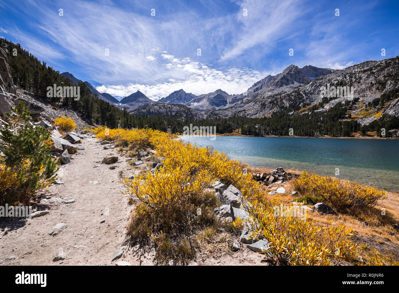 Sentier de randonnée de la vallée des lacs sur une journée d'automne ensoleillée, à la suite de la rive du lac Long dans l'Est de Sierras ; John Muir Wilderness ; Californie Banque D'Images