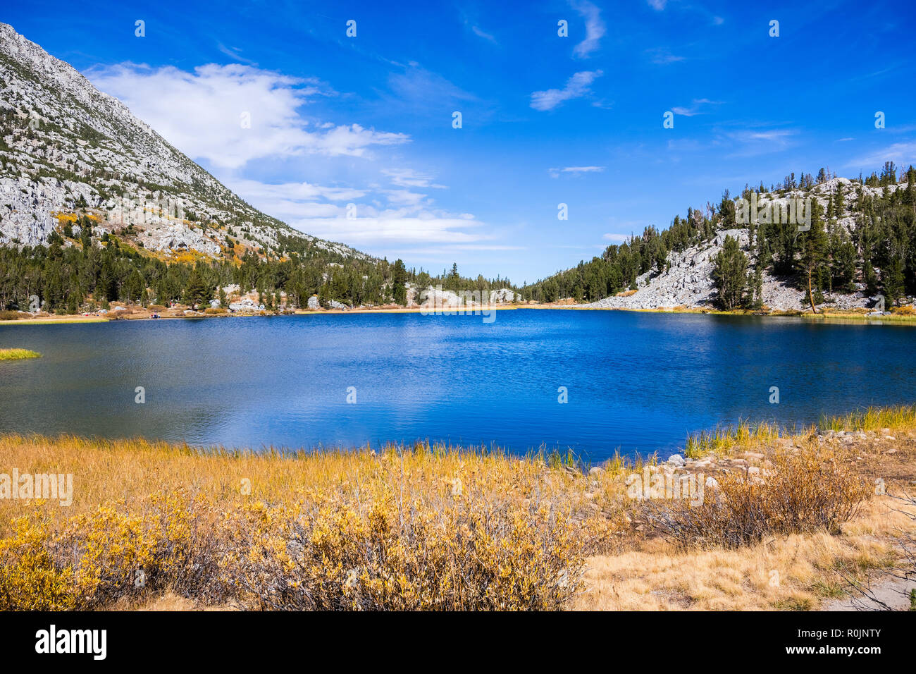 Avis de Heart Lake dans la partie Est de la Sierra montagnes le long d'une journée d'automne, peu de lacs Valley Trail, John Muir wilderness, Californie Banque D'Images