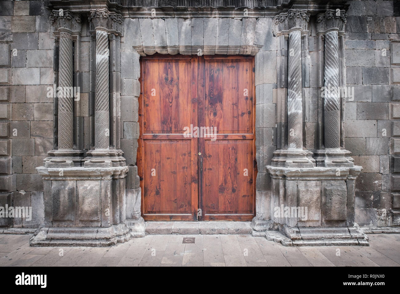 La façade de l'immeuble historique avec colonnes et porte en bois - Banque D'Images