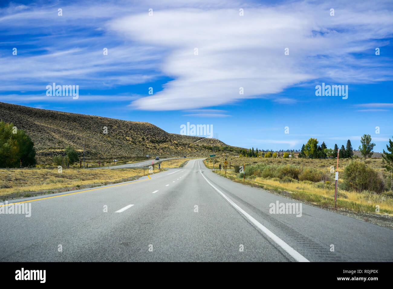 Voyageant sur l'autoroute à travers le comté de Mono, près de la zone de Mammoth Lakes, Californie Banque D'Images