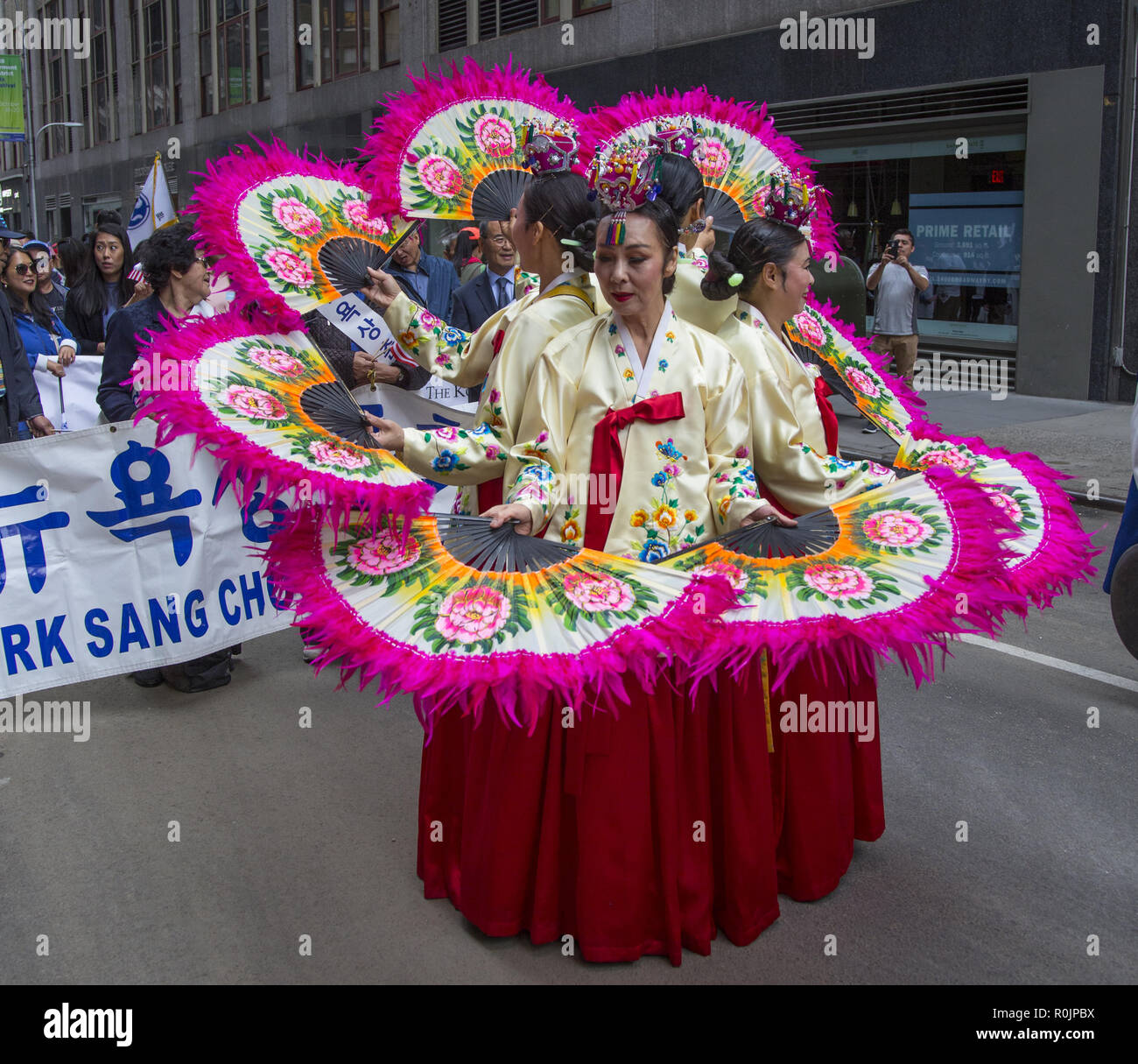 Korean Day Parade à New York passe à travers Manhattan le long de la 6ème Avenue dans la ville de Corée dans l'ouest de la 32e Rue. Des danseurs traditionnels coréens avec de belles fans effectuer à la parade. Banque D'Images