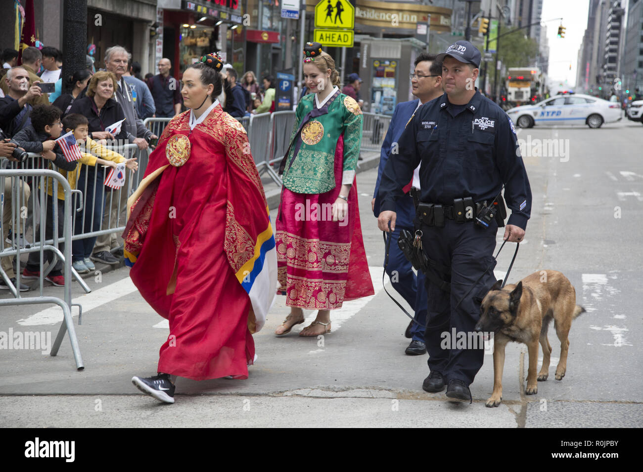 Korean Day Parade à New York passe à travers Manhattan le long de la 6ème Avenue dans la ville de Corée dans l'ouest de la 32e Rue. L'unité de lutte contre le terrorisme de la police est maintenant visible à tous les défilés de New York. Banque D'Images