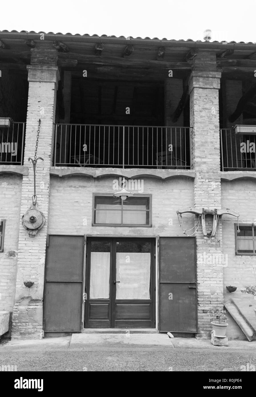 Ancienne ferme et d'une cour, dans un coin de campagne bâtiments vintage Banque D'Images