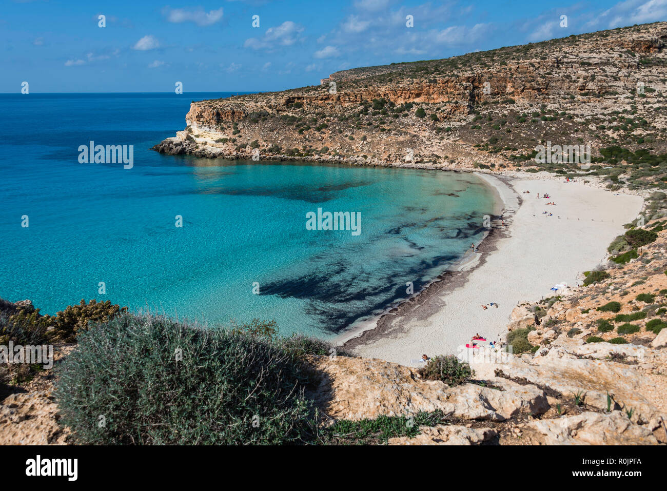 Clair comme de l'eau à la plage de lapin (spiaggia dei Conigli) dans le IslandLampedusa Pélagie. La Sicile. Banque D'Images