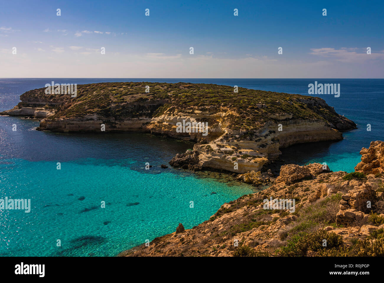 Clair comme de l'eau à la plage de lapin (spiaggia dei Conigli) dans le IslandLampedusa Pélagie. La Sicile. Banque D'Images