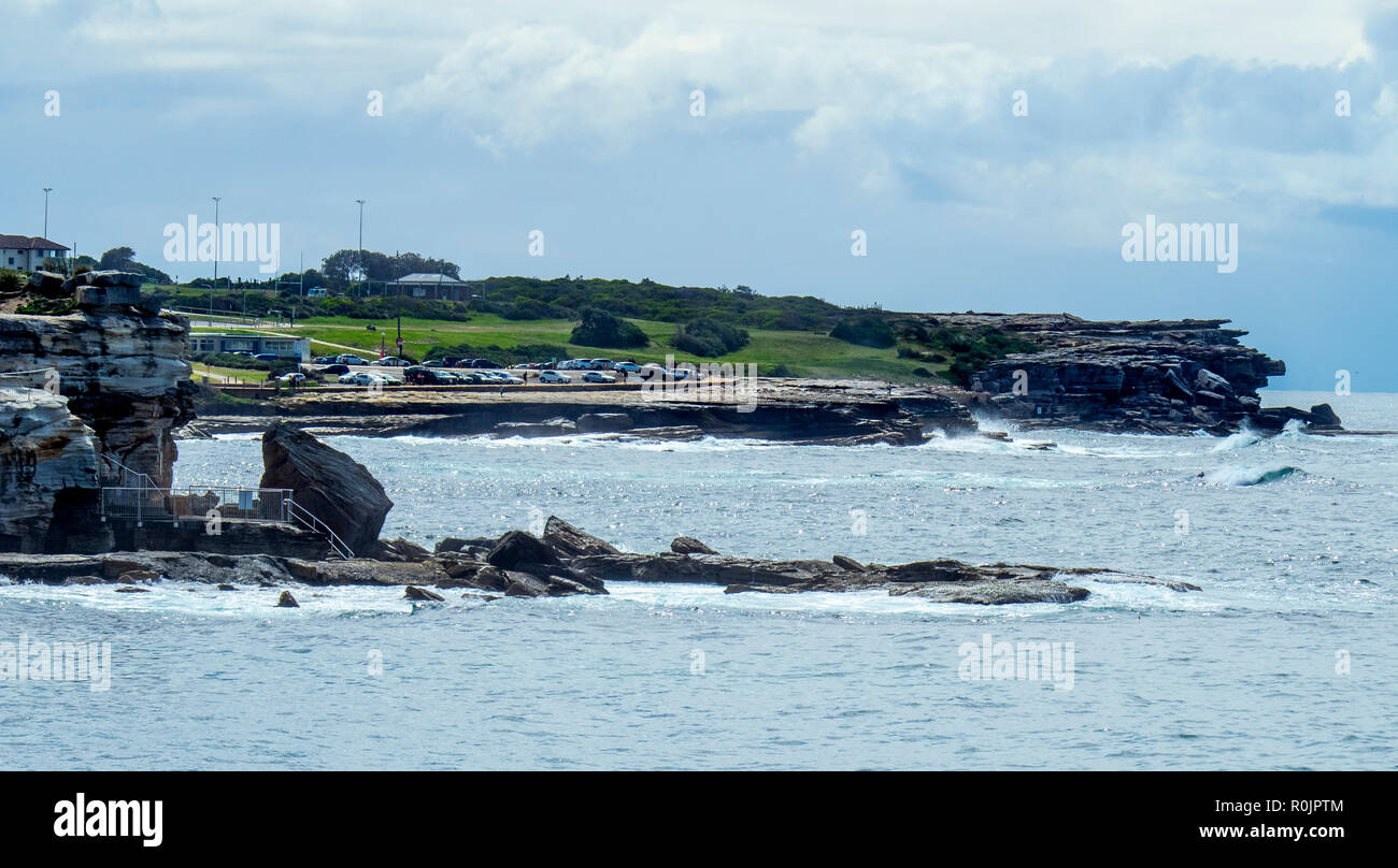 Des falaises de grès de Rocky Point Dauphins Gordons Bay et l'océan Pacifique Sydney NSW Australie. Banque D'Images