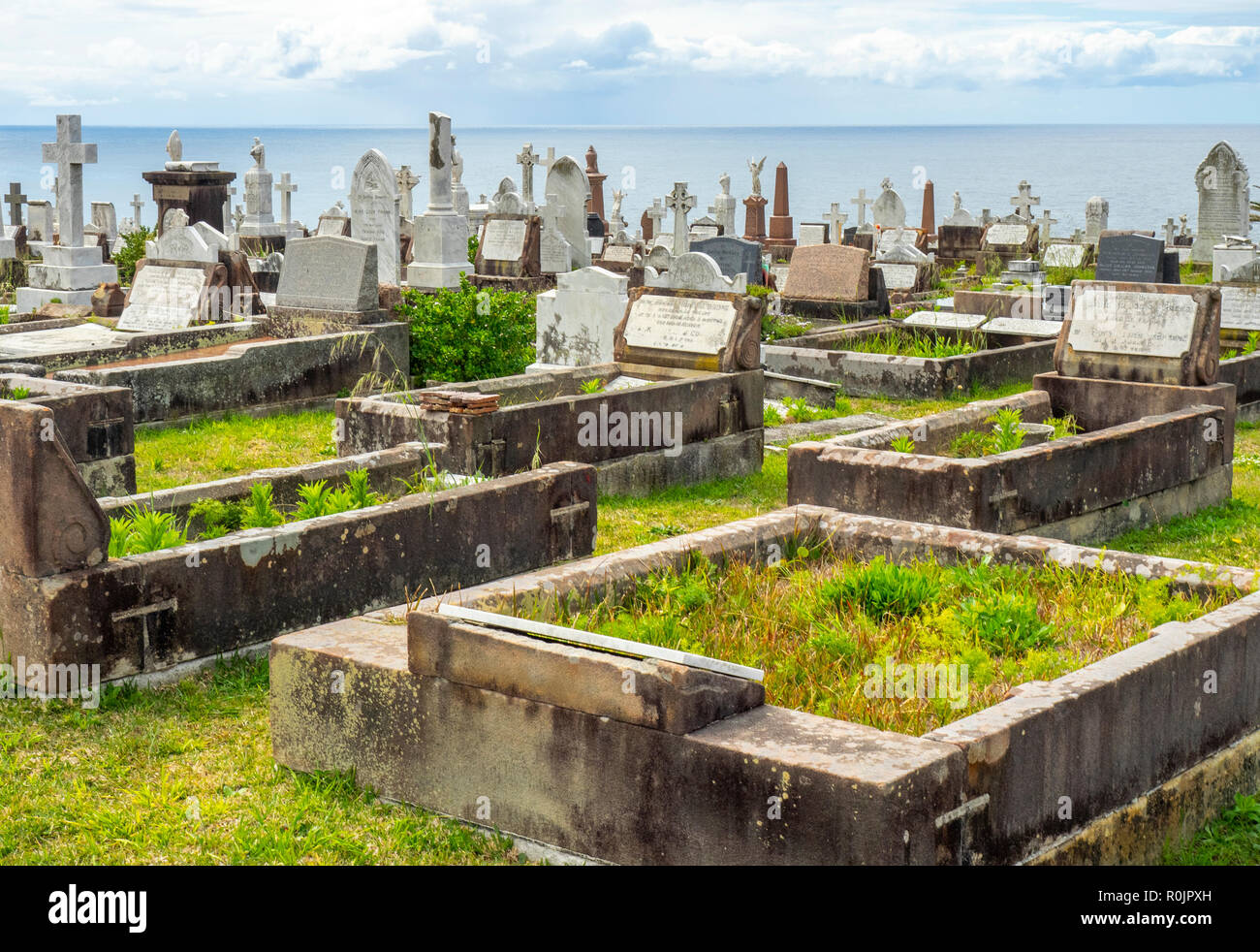 Pierres tombales de marbre et des tombes au cimetière de Waverley NSW Australie Sydney Bronte. Banque D'Images