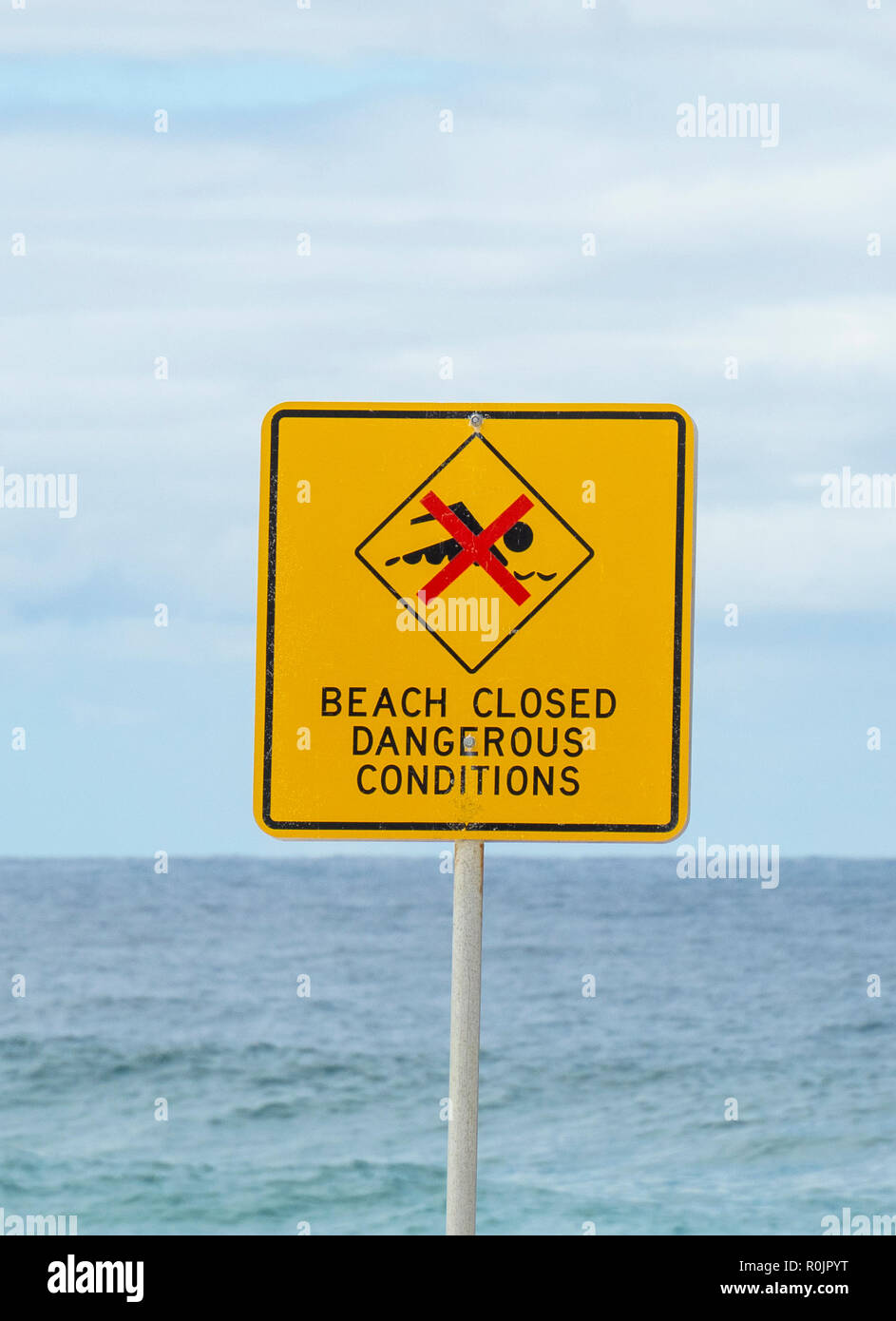 Panneau jaune à Bronte Beach fermée en raison de conditions dangereuses Sydney NSW Australie. Banque D'Images