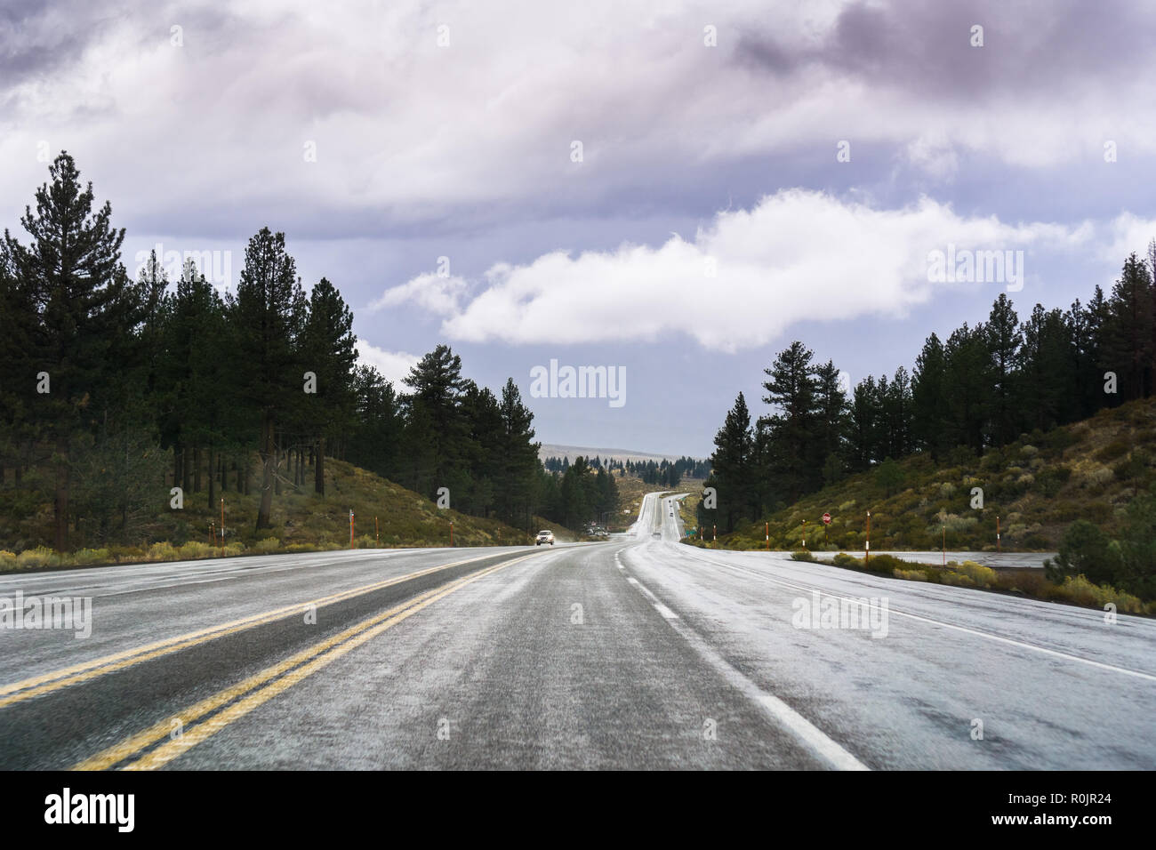 Voyageant sur l'autoroute à travers les montagnes de la Sierra de l'Est près de la région du lac juin, Mono County, Californie Banque D'Images