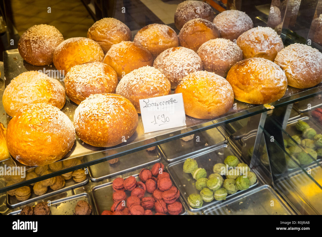 Au Poussin Bleu Feuilletee Patisseries Macaron Macaron Gateau Magasin En Center De Toulouse Ville Calais France France D Occitanie French Europe Europe Photo Stock Alamy