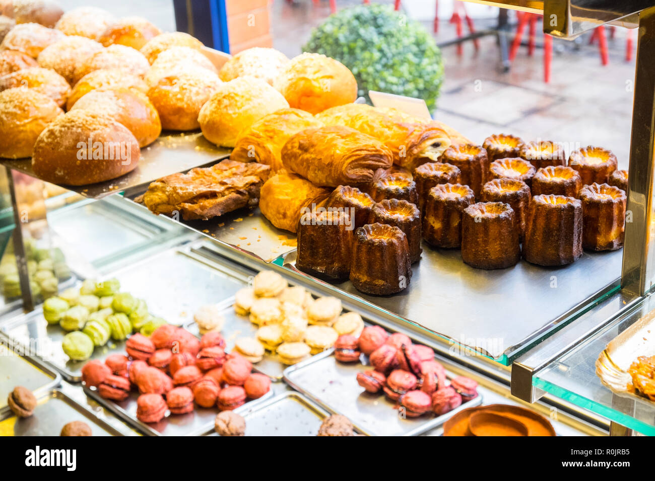 Au Poussin Bleu Feuilletee Patisseries Macaron Macaron Gateau Magasin En Center De Toulouse Ville Calais France France D Occitanie French Europe Europe Photo Stock Alamy