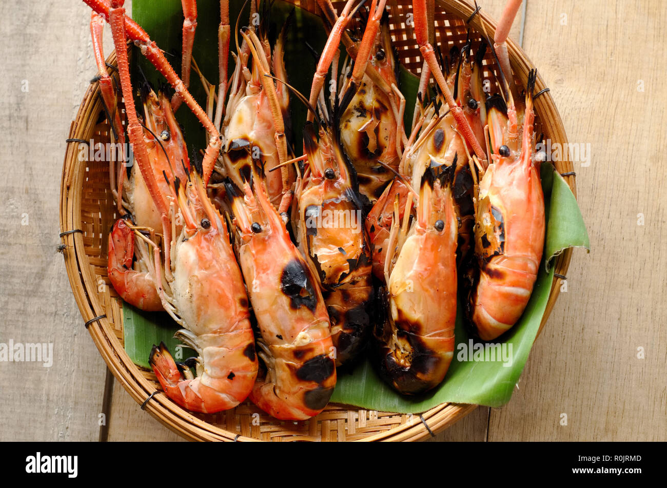 Crevette d'géant grillé sur la table en bois Banque D'Images