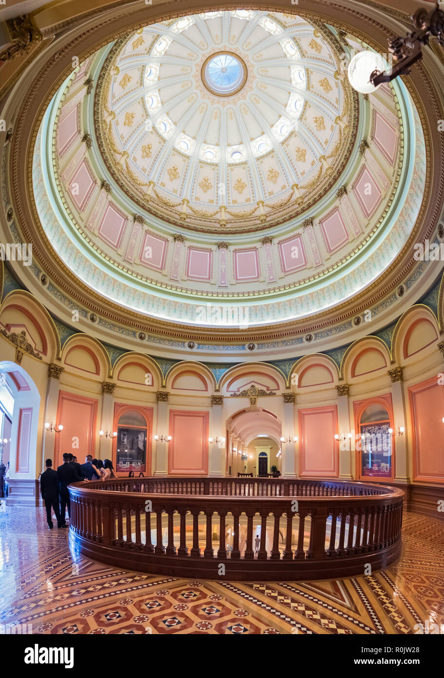 Septembre 22, 2018 Los Angeles / CA / USA - Piscine vue sur le State Capitol building. Banque D'Images