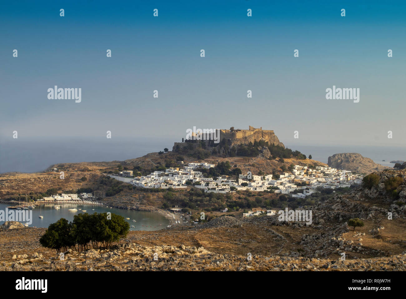 La ville historique de Lindos, avec ses murs et whiewashed la medieaval acropole qui domine. Banque D'Images