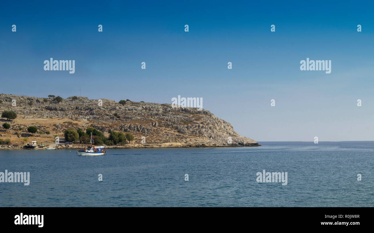 La baie en face de la plage à Rhodes Charaki,Grèce.. Charaki est un petit village touristique et de nombreux petits bateaux de croisière sont basées ici. Banque D'Images