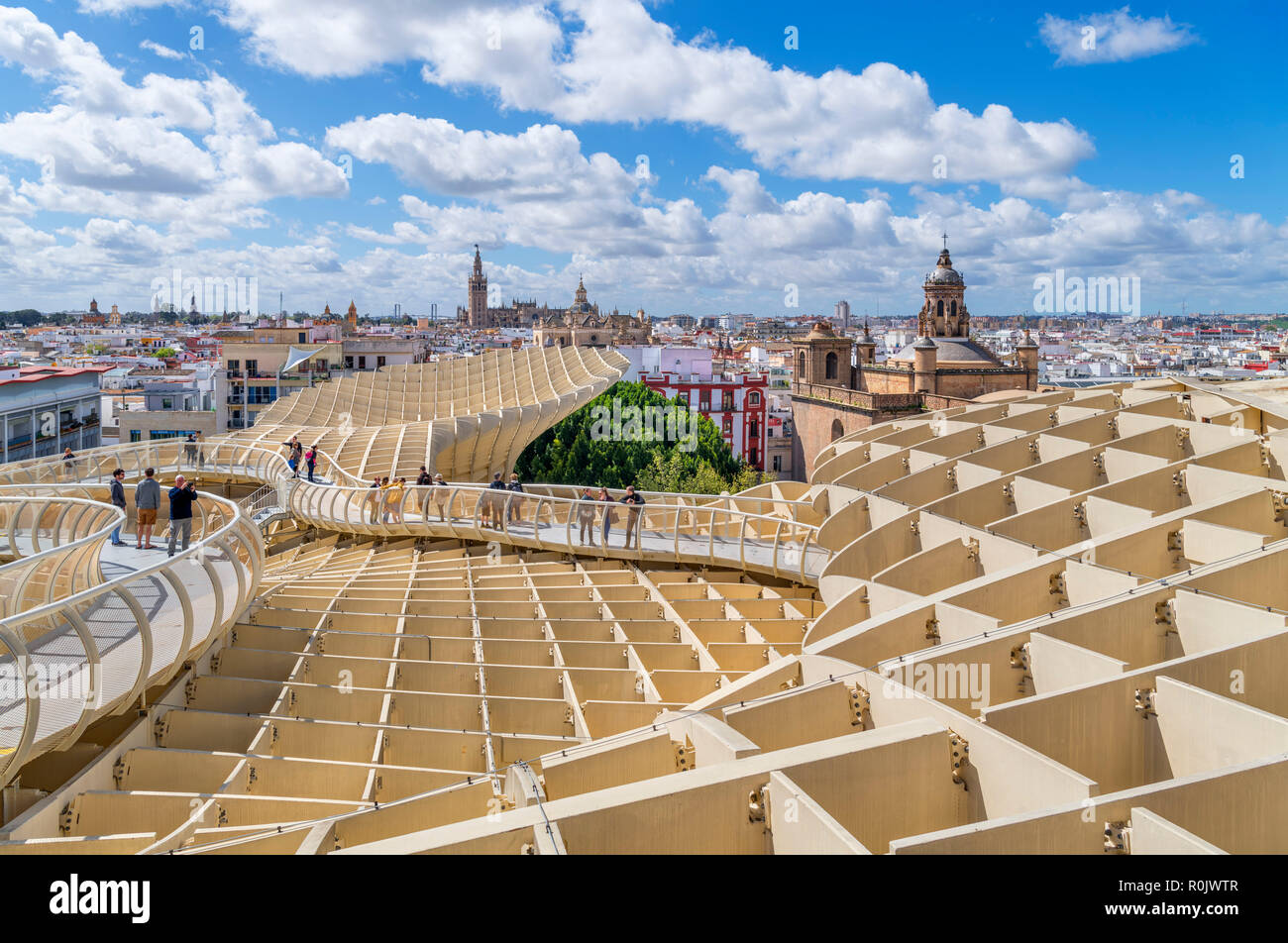 Promenade sur le toit donnant sur la vieille ville, Las Setas ( Metropol Parasol ), la Plaza de la Encarnacion, Séville (Sevilla), Andalousie, Espagne Banque D'Images