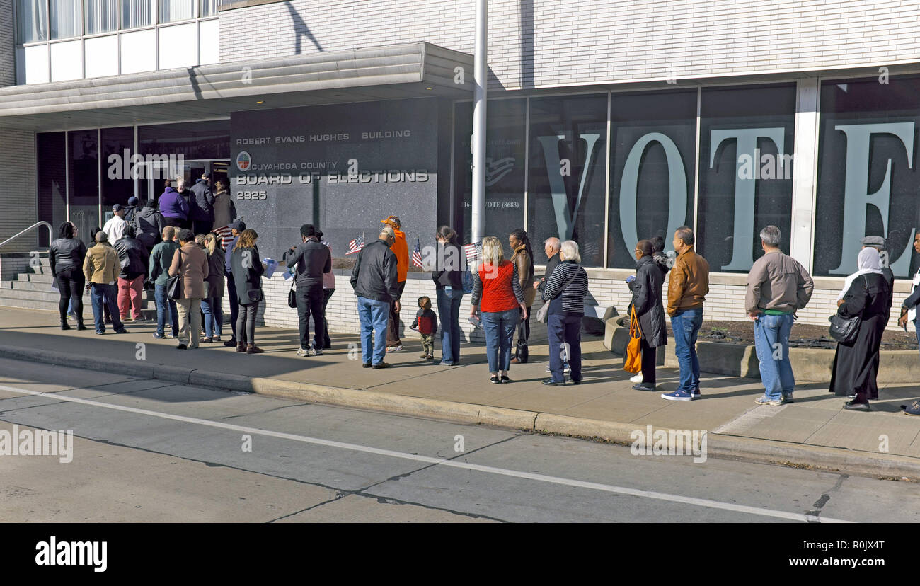 Une gamme diversifiée d'électeurs attendent de voter pour les élections à mi-mandat 2018 au comté de Cuyahoga Administration des élections à Cleveland, Ohio, USA. Banque D'Images