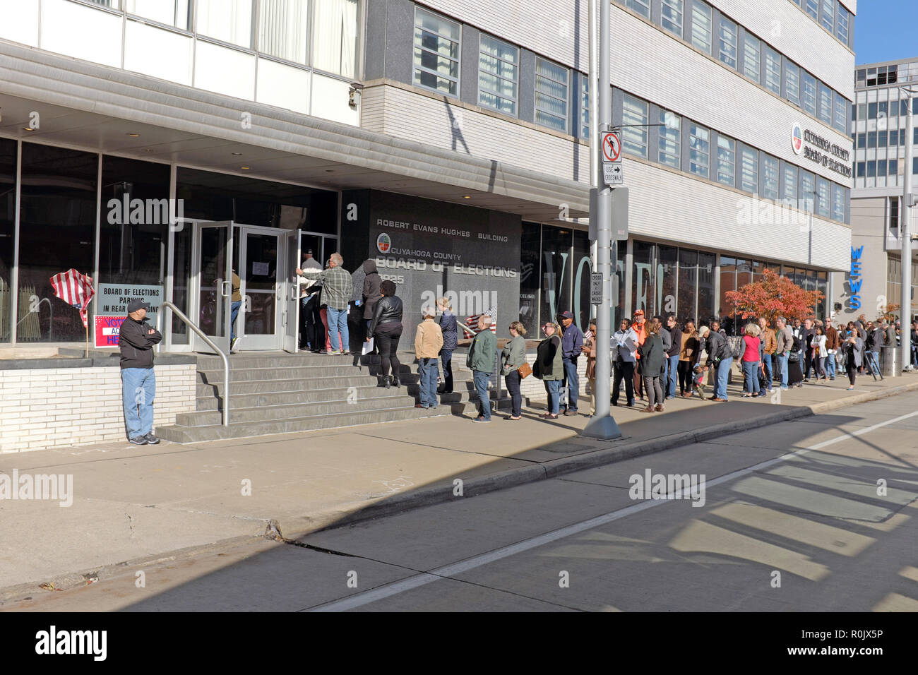 Les électeurs attendent en ligne sur le centre-ville de Cleveland Cuyahoga County Board d'élections d'exercer leur droit de vote lors de l'élections à mi-mandat de 2018. Banque D'Images