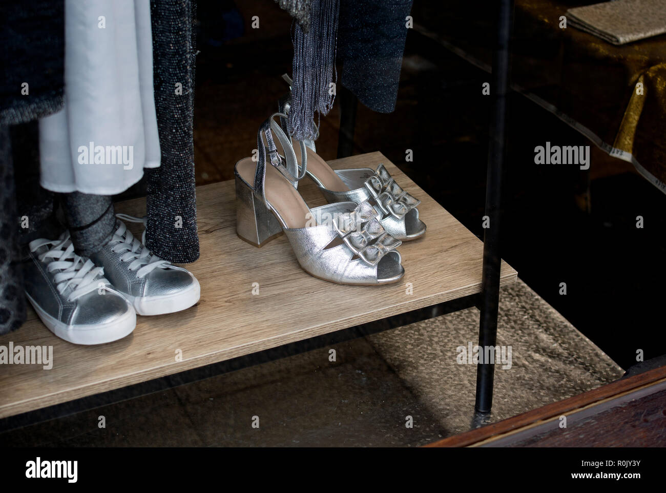 Des chaussures dans un magasin de charité fenêtre, UK Banque D'Images