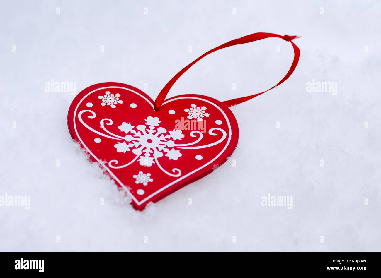 Décoration en bois en forme de coeur. Décoration de Noël en forme de cœur dans la neige. Banque D'Images