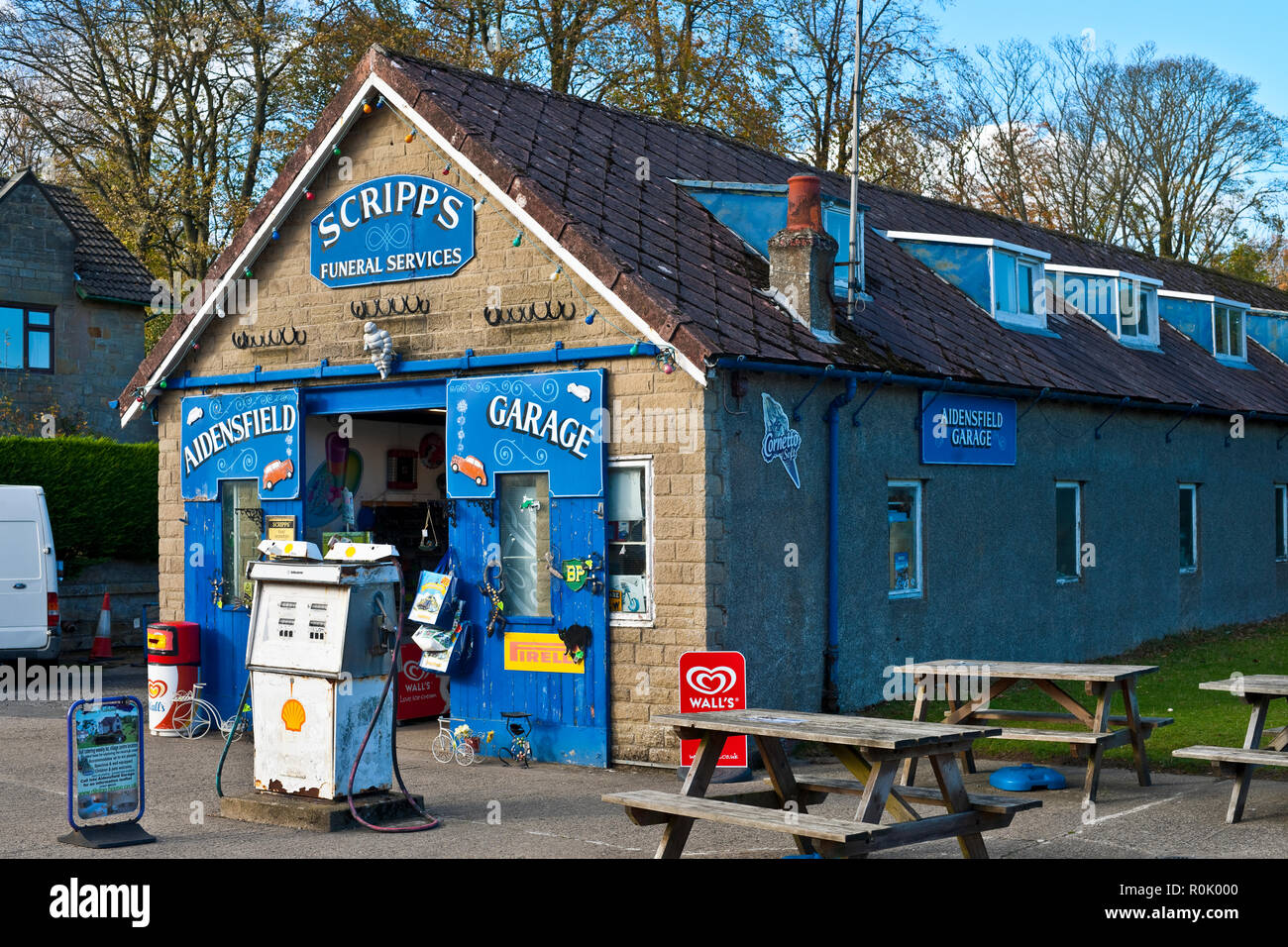 Garage Aidensfield Scripps et services funéraires utilisés dans le tournage de la série ITV 'Heartbeat' Goathland North Yorkshire Angleterre UK United Kingdom Banque D'Images