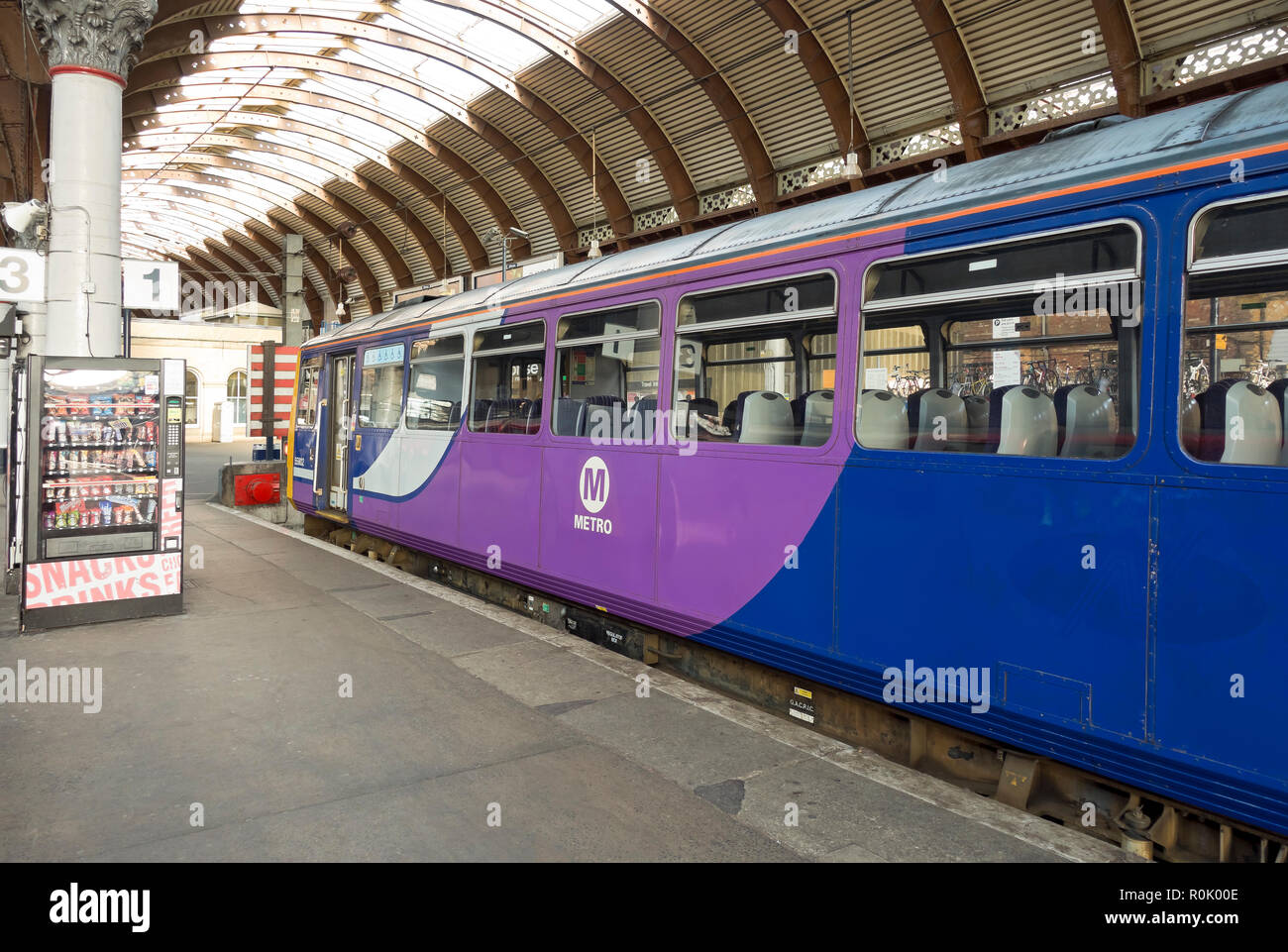 Vide Metro train à la gare plate-forme York North Yorkshire Angleterre Royaume-Uni Royaume-Uni GB Grande-Bretagne Banque D'Images