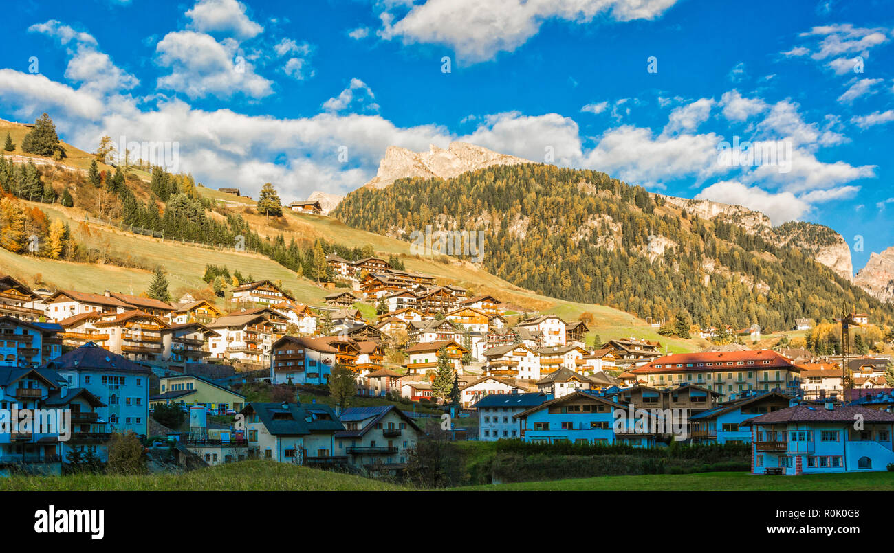 Paysage d'automne dans la vallée de Gardena. La ville de Santa Cristina (St. Christina in Groden) avec la lumière du coucher de soleil, situé au cœur de Dolomit Banque D'Images