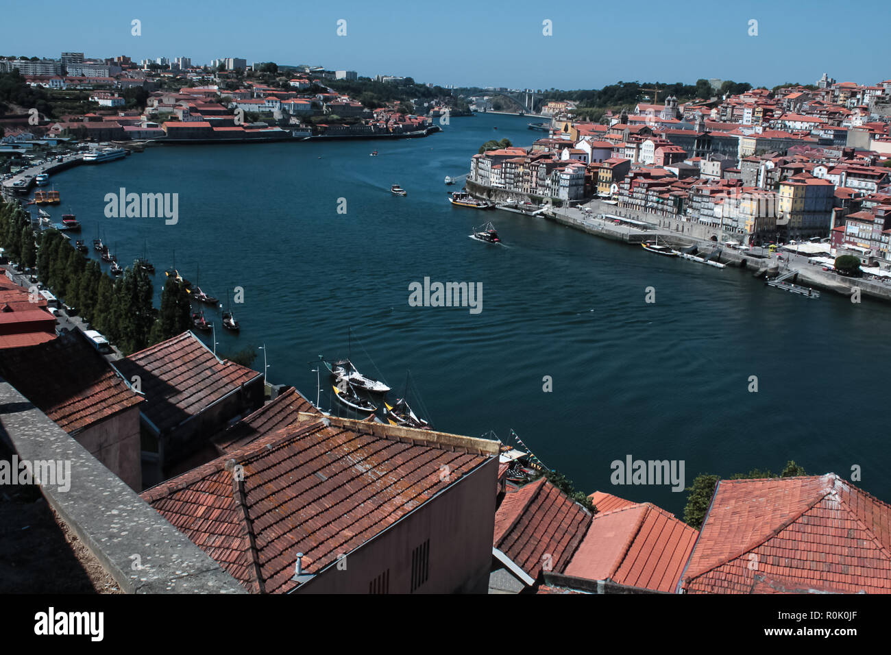 River traversant la ville médiévale de Porto Banque D'Images