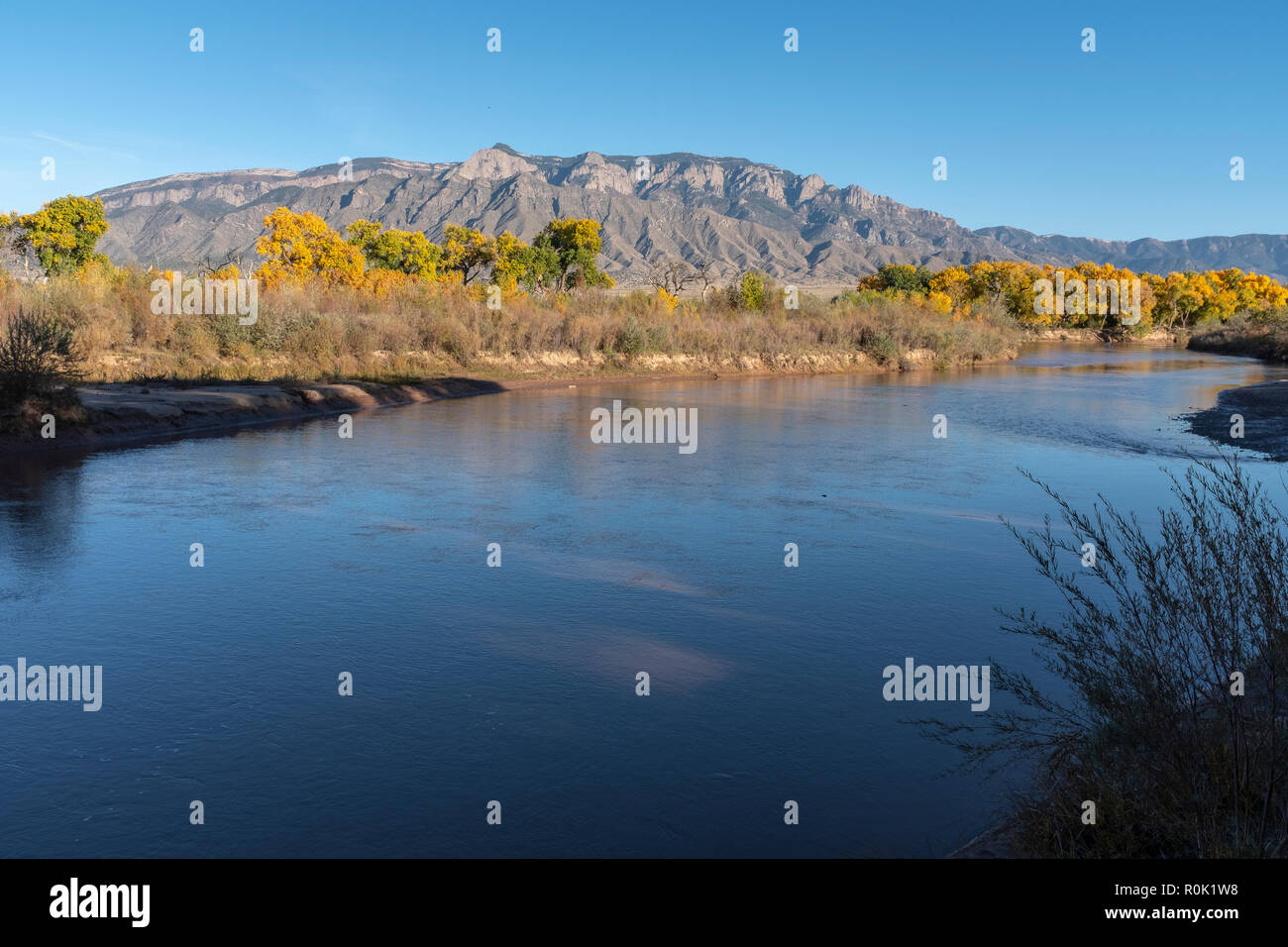 Rio Grande à la recherche vers l'Est en direction de montagnes de Sandia, Nouveau Mexique Banque D'Images