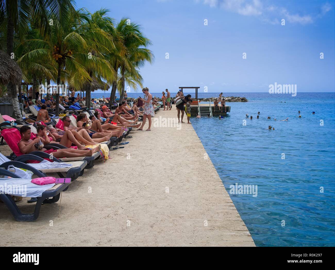 Les touristes à la détente JanThiel resort sur l'île de Curaçao dans les Caraïbes Banque D'Images