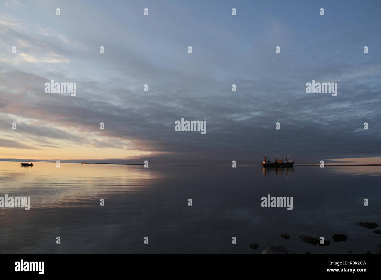 Cargo de ravitaillement barge sur les eaux du Nunavut près de la communauté de Baker Lake dans la région de Kivalliq. Banque D'Images