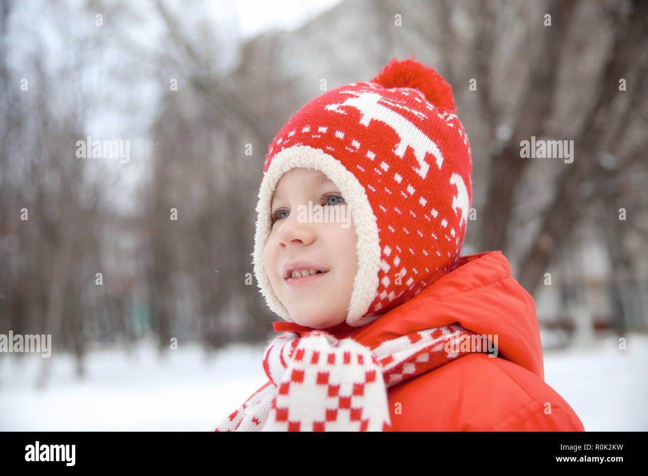 Portrait d'hiver de kid boy dans des vêtements colorés Banque D'Images