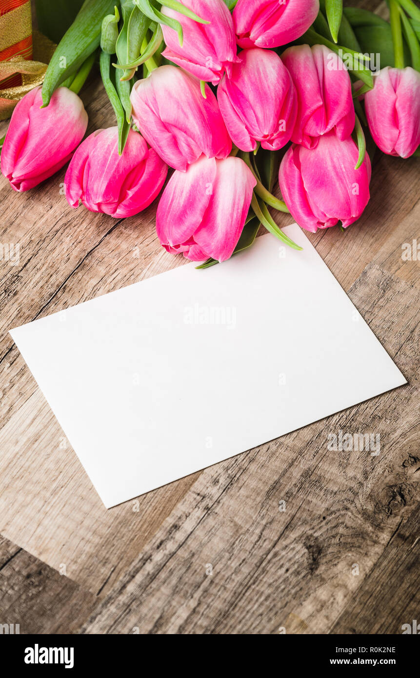 Beau bouquet de tulipes roses et félicitations pour le tabl Banque D'Images