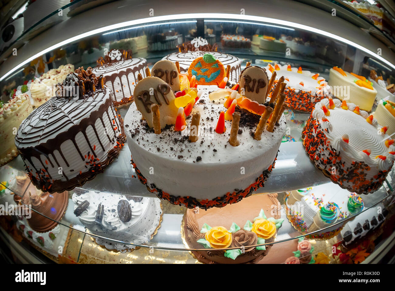 Theme De L Halloween Un Gateau Dans Une Vitrine Dans Un Supermarche De New York Le Mardi Octobre 30 18 A C Richard B Levine Photo Stock Alamy