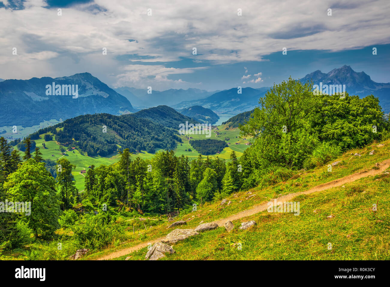Alpes Suisses près de Burgenstock avec la vue sur le lac de Lucerne et Pilatus mountain, Suisse, Europe Banque D'Images
