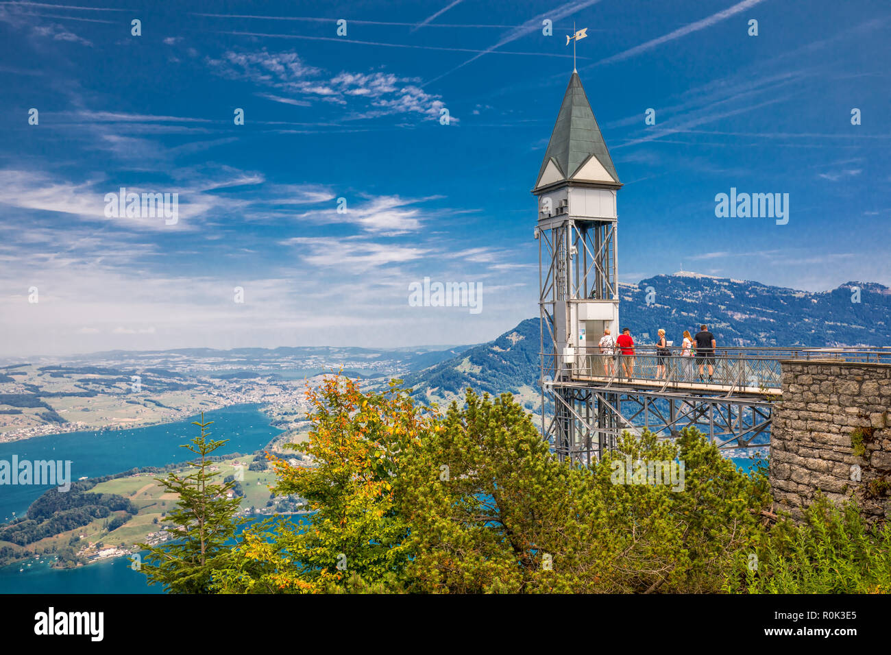 BURGENSTOCK, SUISSE - 1 août 2018 - ascenseur Hammetschwand dans les Alpes près de Burgenstock avec la vue des Alpes suisses et le lac de Lucerne, Suisse, Banque D'Images