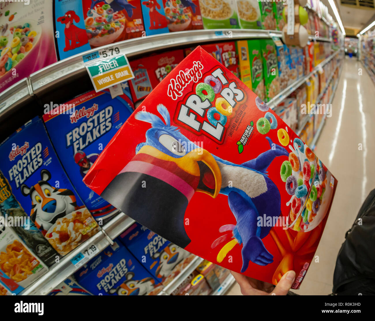 Un client choisit une boîte de céréales Froot Loops de Kellogg's un supermarché de New York le mardi, Octobre 30, 2018. (Â© Richard B. Levine) Banque D'Images