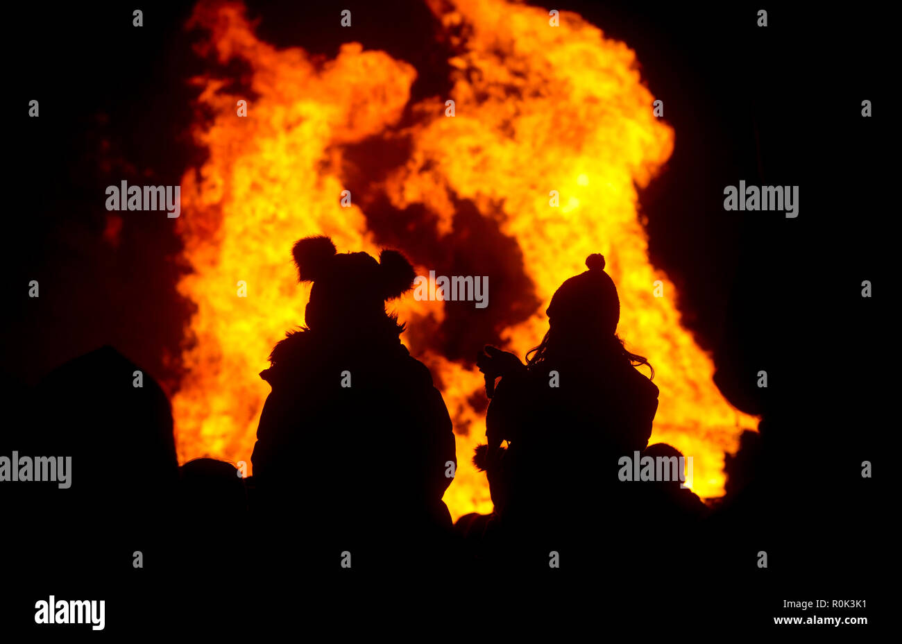 Les enfants regardant un feu sur feu de nuit au Royaume-Uni Banque D'Images
