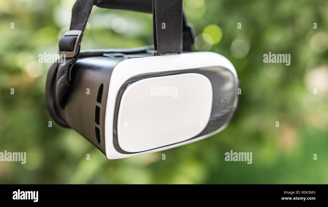 Vue latérale des lunettes VR ou casque de réalité virtuelle à utiliser avec smartphone. VR est une expérience immersive dans laquelle vos mouvements de tête sont suivis en 3d Banque D'Images